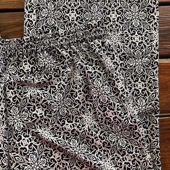 NWT NY&CO Black and White Printed Pants, XL  16-18 - Picture 6 of 10
